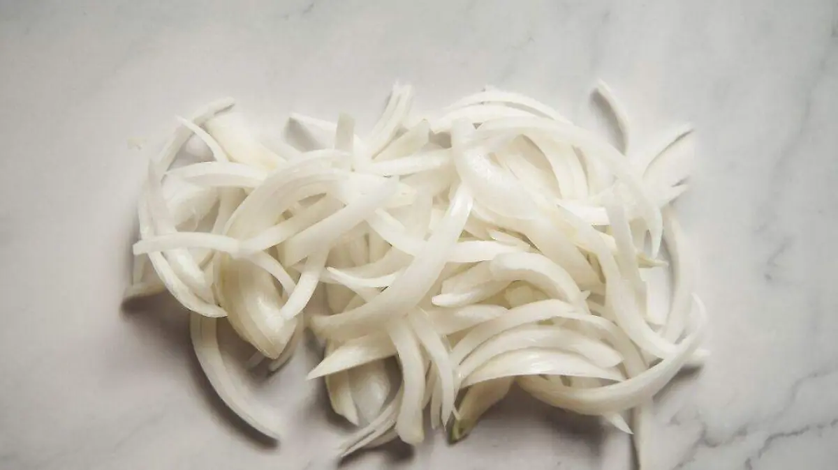 cortar-cebola-en-juliana