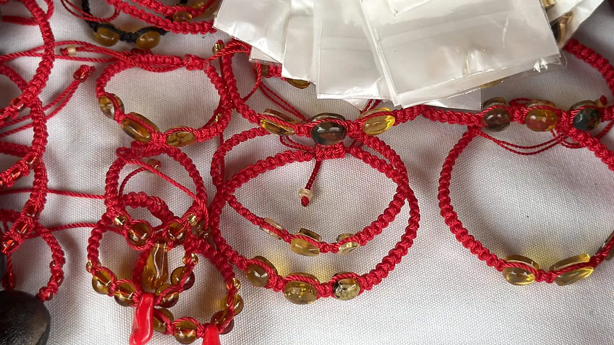 pulseras de hilo rojo y ámbar