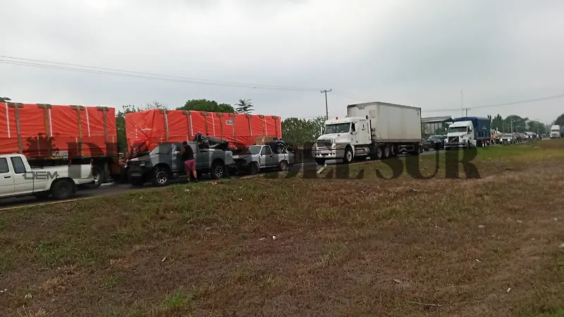 Desalojan bloqueo carretero en Villa Comaltitlán