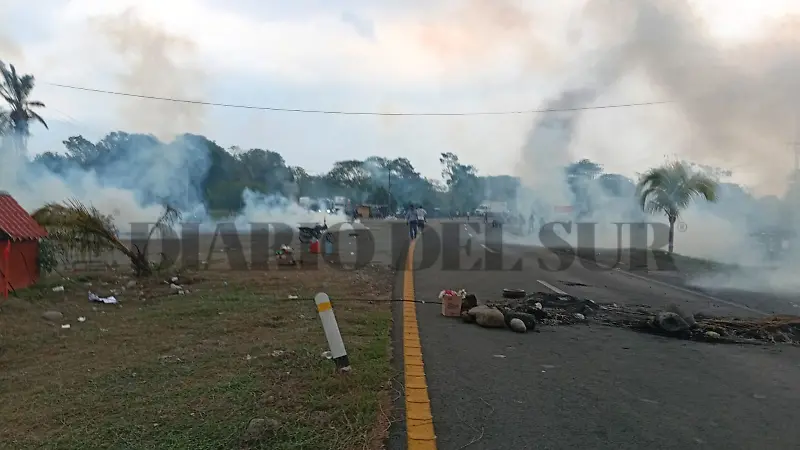 Desalojan bloqueo carretero en Villa Comaltitlán