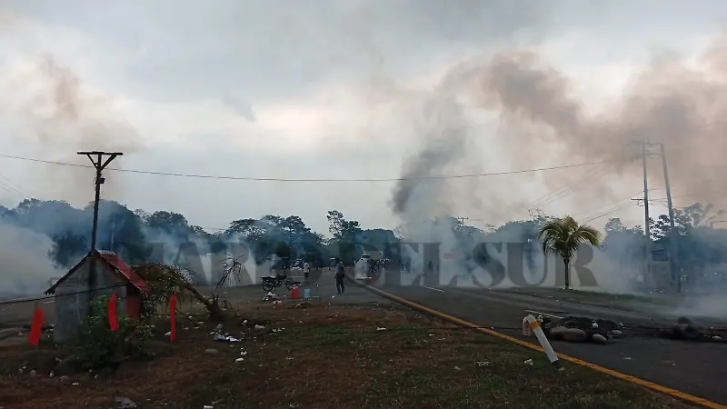 Desalojan bloqueo carretero en Villa Comaltitlán