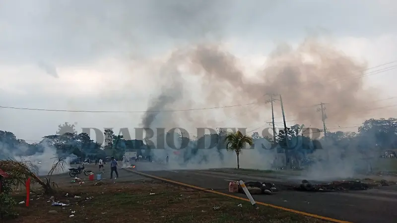 Desalojan bloqueo carretero en Villa Comaltitlán