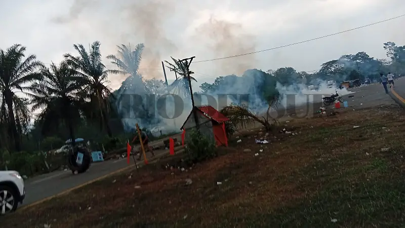 Desalojan bloqueo carretero en Villa Comaltitlán
