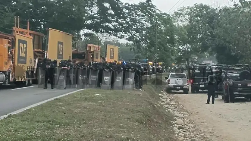 Desalojan bloqueo carretero en Villa Comaltitlán