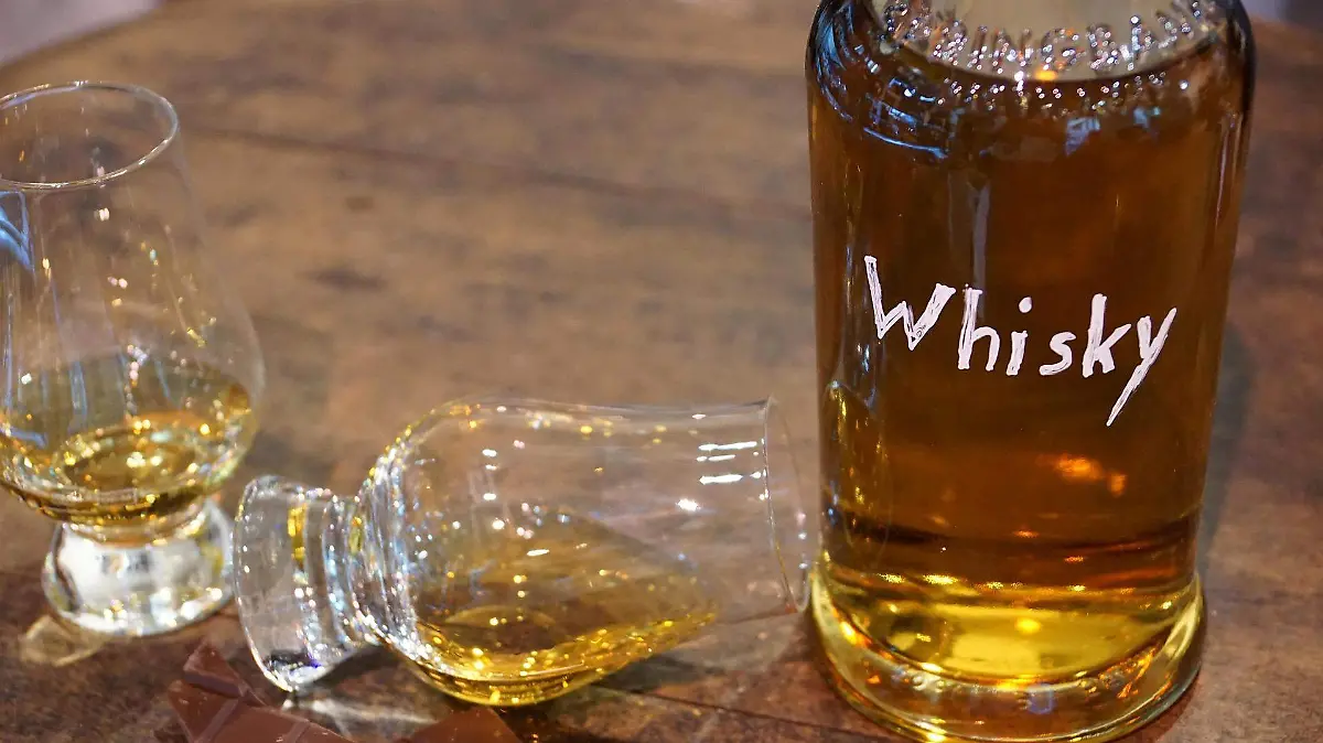 elzer2016-whiskey-1547535_1920