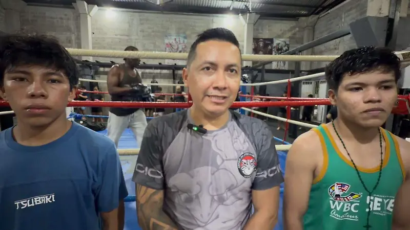 boxeadores y entrenador