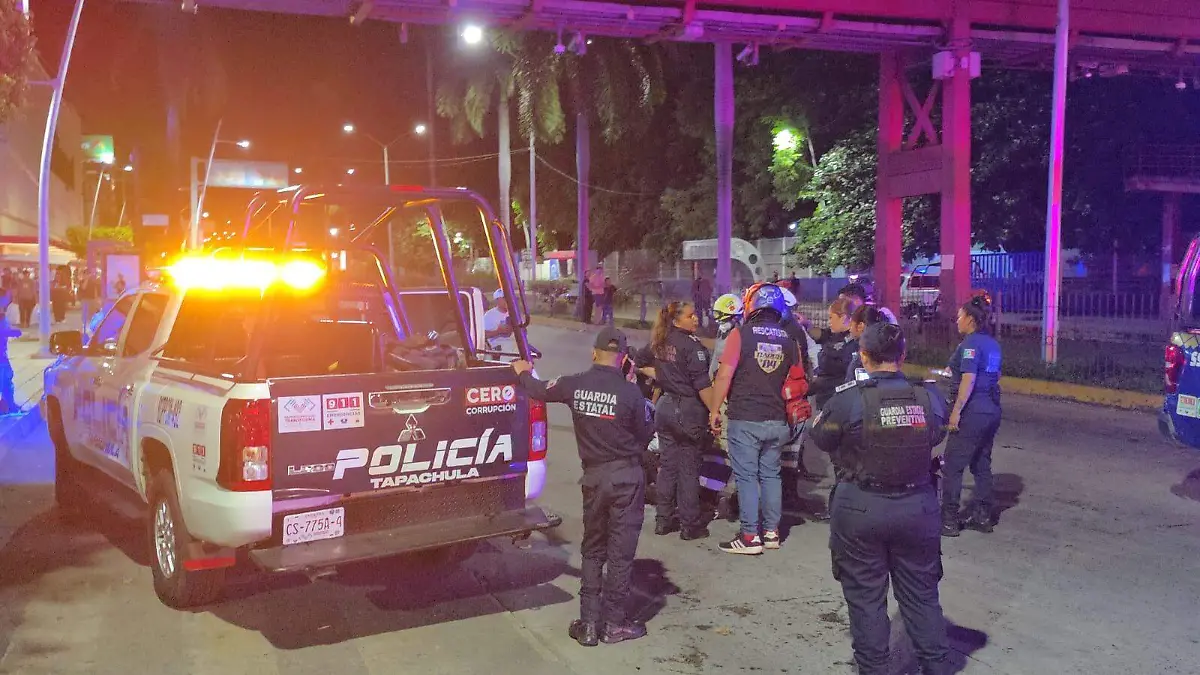 rescatan a hombre de puente 