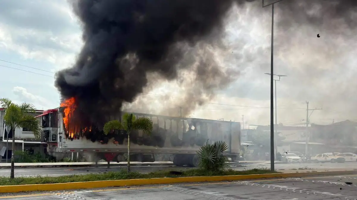 se incendia caja de tráiler1