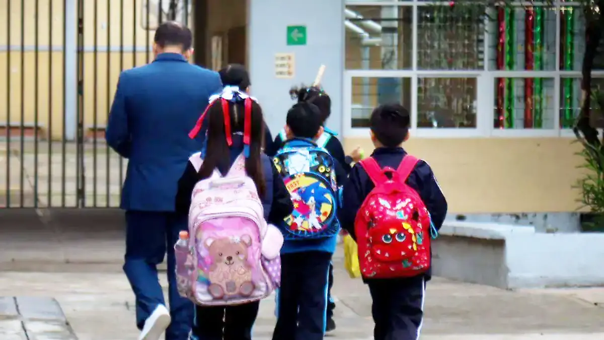 niños con mochila