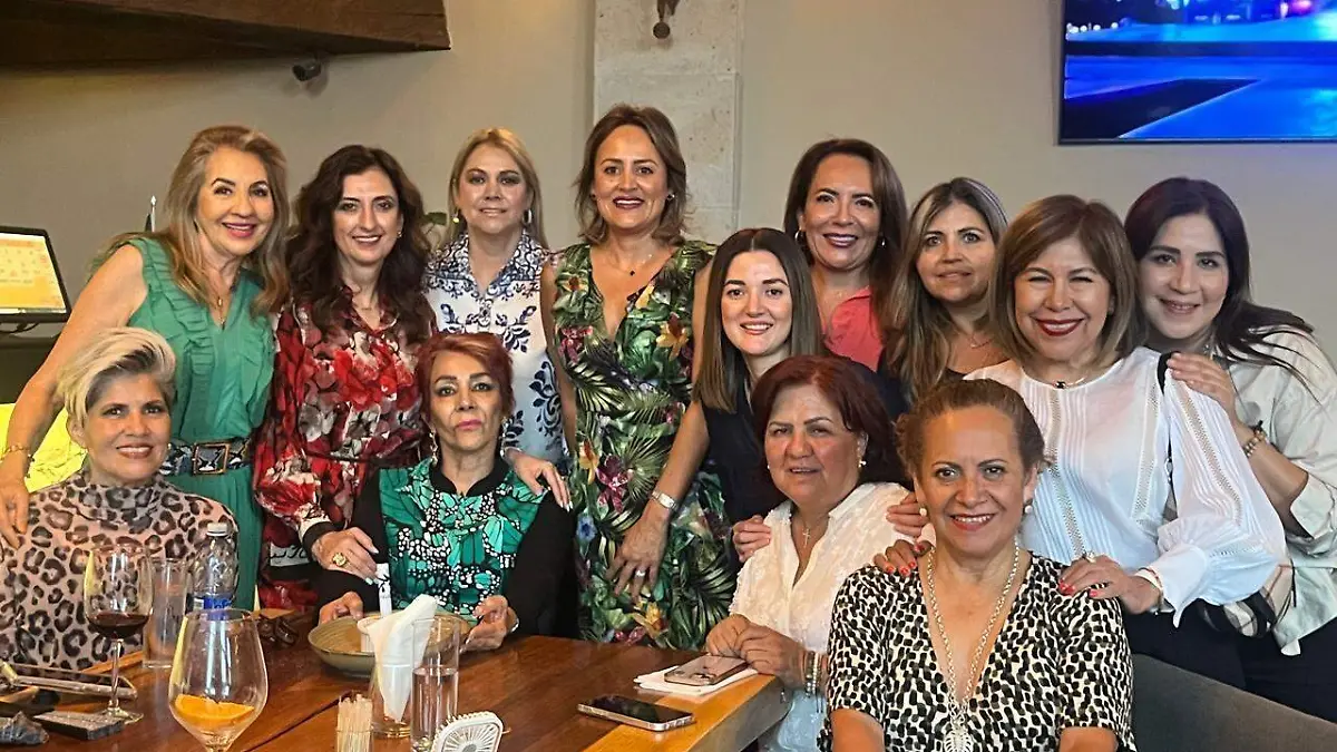 SJR Martha etsuvo acompanada de sus mejores amigas