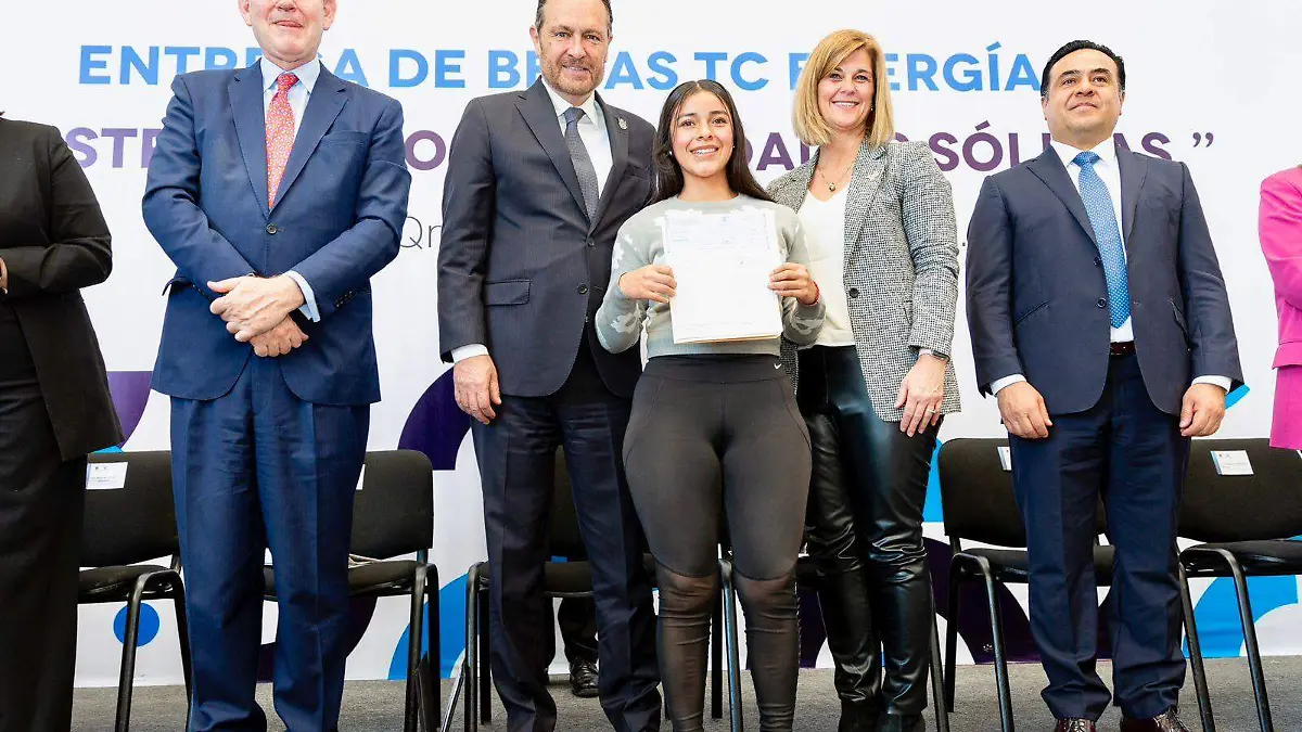 La entrega de las becas se llevó a cabo en un evento encabezado por Mauricio Kuri González, Gobernador del estado.