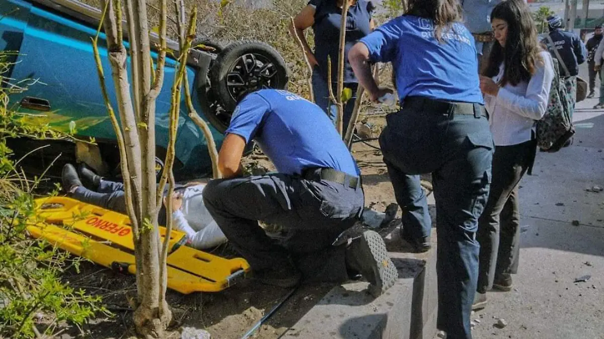 auto cayó de puente 2
