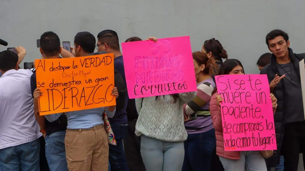 manifestación UAQ 3