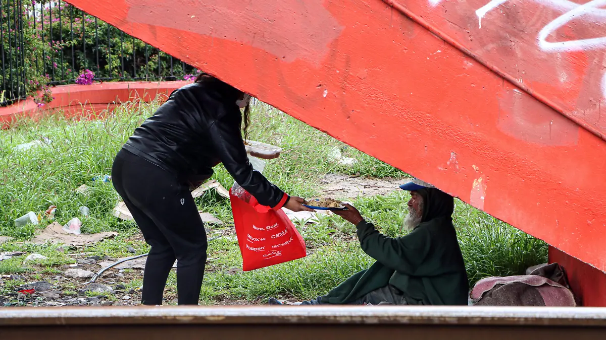 231216_SANDRA DA COMIDA A MIGRANTES_MM_5
