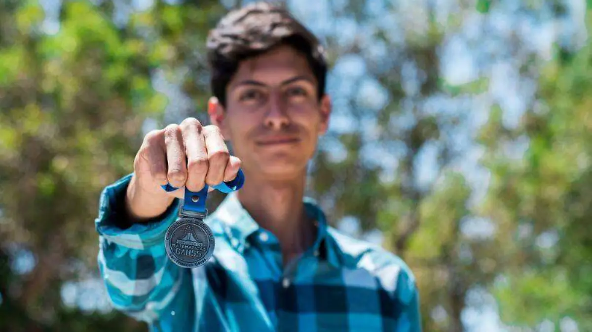 Ingeniero Civil obtiene medalla de plata 