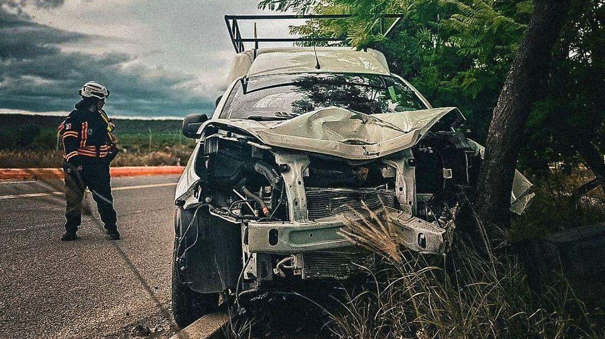 Conductor de camioneta choca contra árbol en Paseo Centenario del Ejército Mexicano - Diario de Querétaro | Noticias Locales, Policiacas, de México, Querétaro y el Mundo