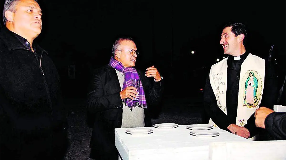 Adrián Solórzano y José Luis Solórzano en charla con el sacerdote, durante la presentación del proyecto.
