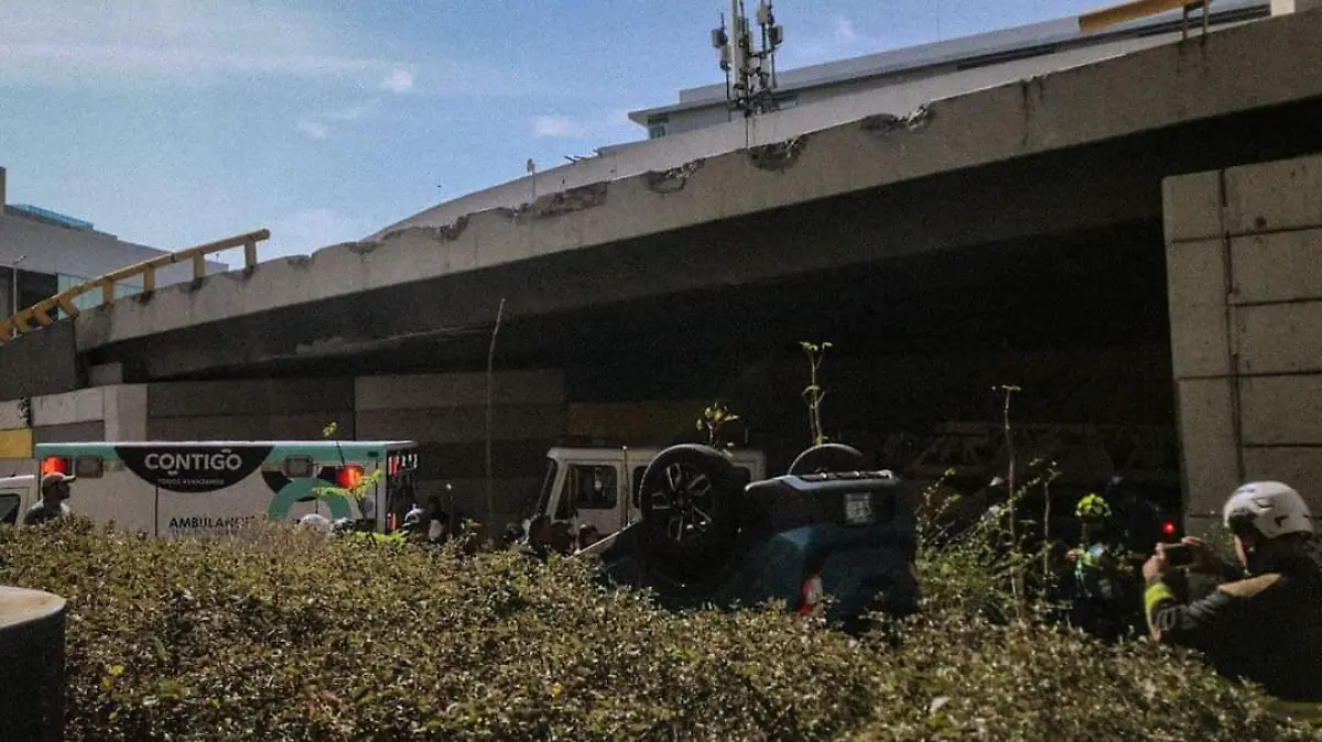 auto cayó de puente  3