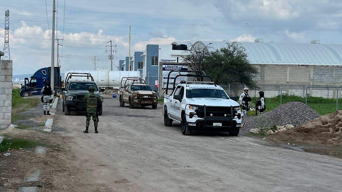 Llevaban casi 30 mil litros de “huachicol”, pero se les atascó la pipa -  Diario de Querétaro | Noticias Locales, Policiacas, de México, Querétaro y  el Mundo