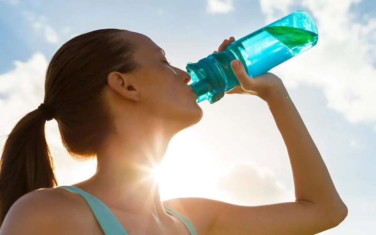 1. Toma 2.5 litros de agua durante el día.
