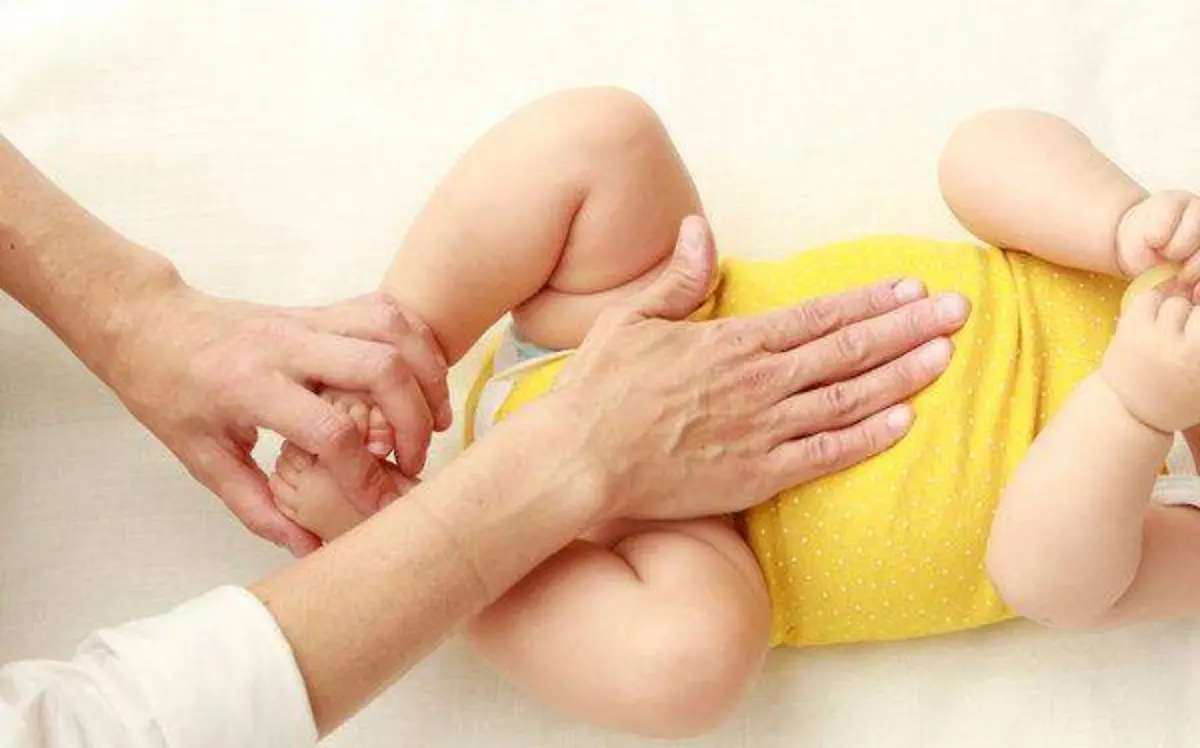 1.sujeta sus tobillos y masajea su tripa con movimientos profundos, trazando círculos en el sentido de las agujas del reloj.