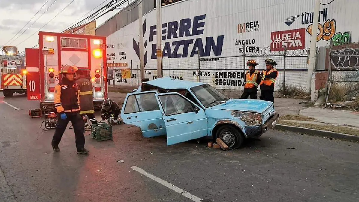 impactan auto en la 5 de febrero