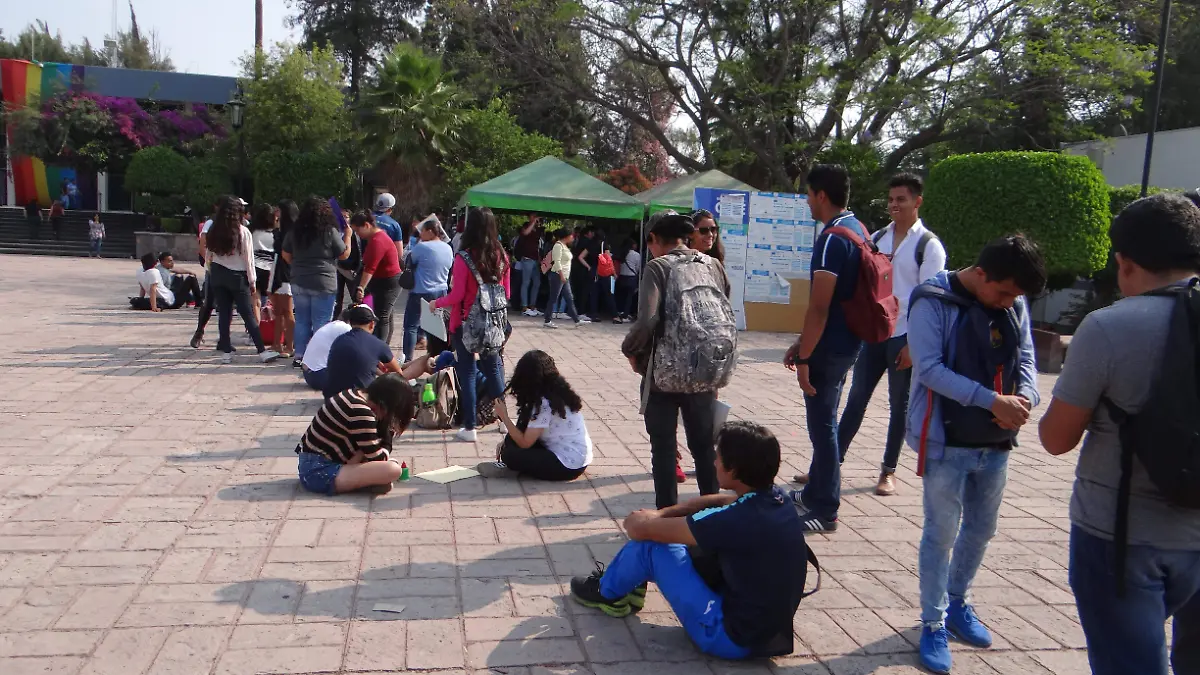 CIENTOS DE ESTUDIANTES