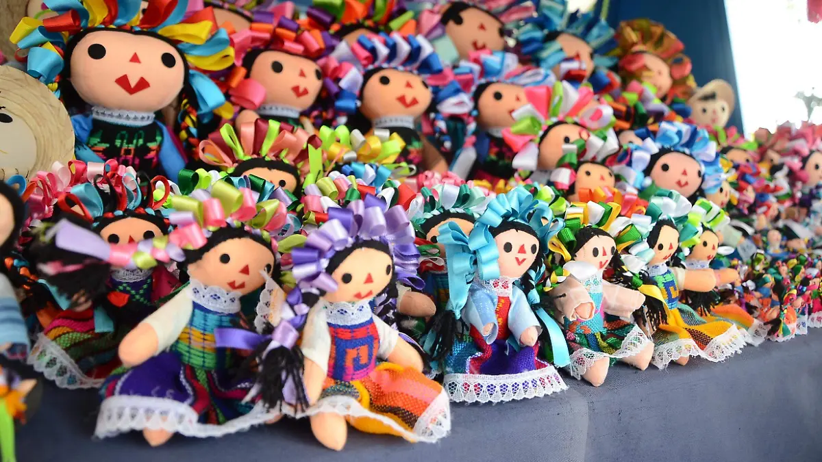 Lleva más de 35 años vendiendo sus artesanías, y lo que más se le venden sus hermosas muñecas tradicionales.