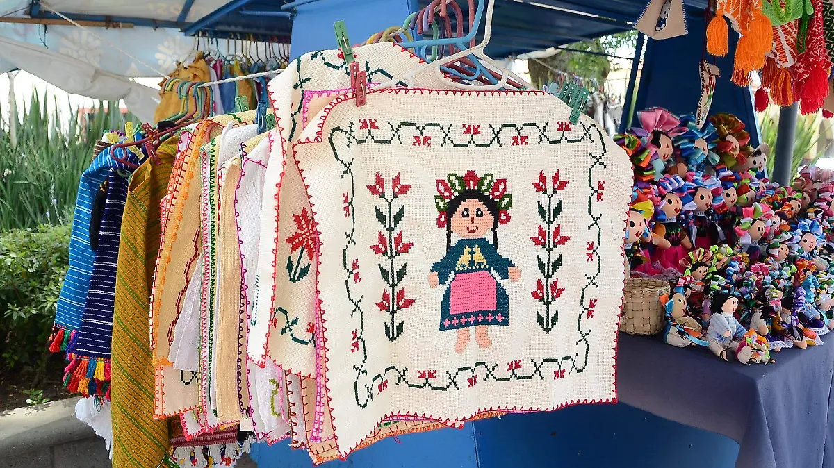 Desde los 9 años, Cleta aprendió a bordar con los consejos de su abuelita.