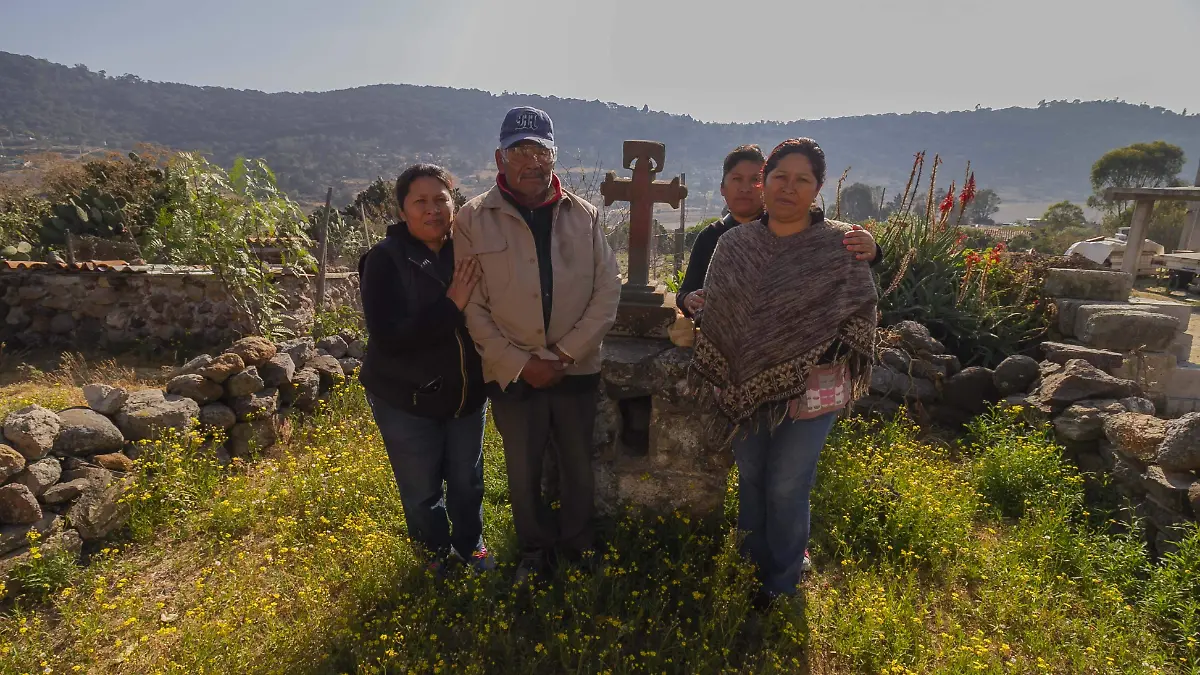 Jesús Marcial Miguel, con ayuda de sus hijas trata de preservar las tradiciones de los cargueros.