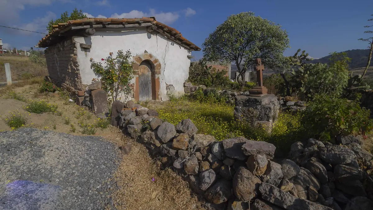 Las condiciones del adobe y las tejas hablan del paso del tiempo.