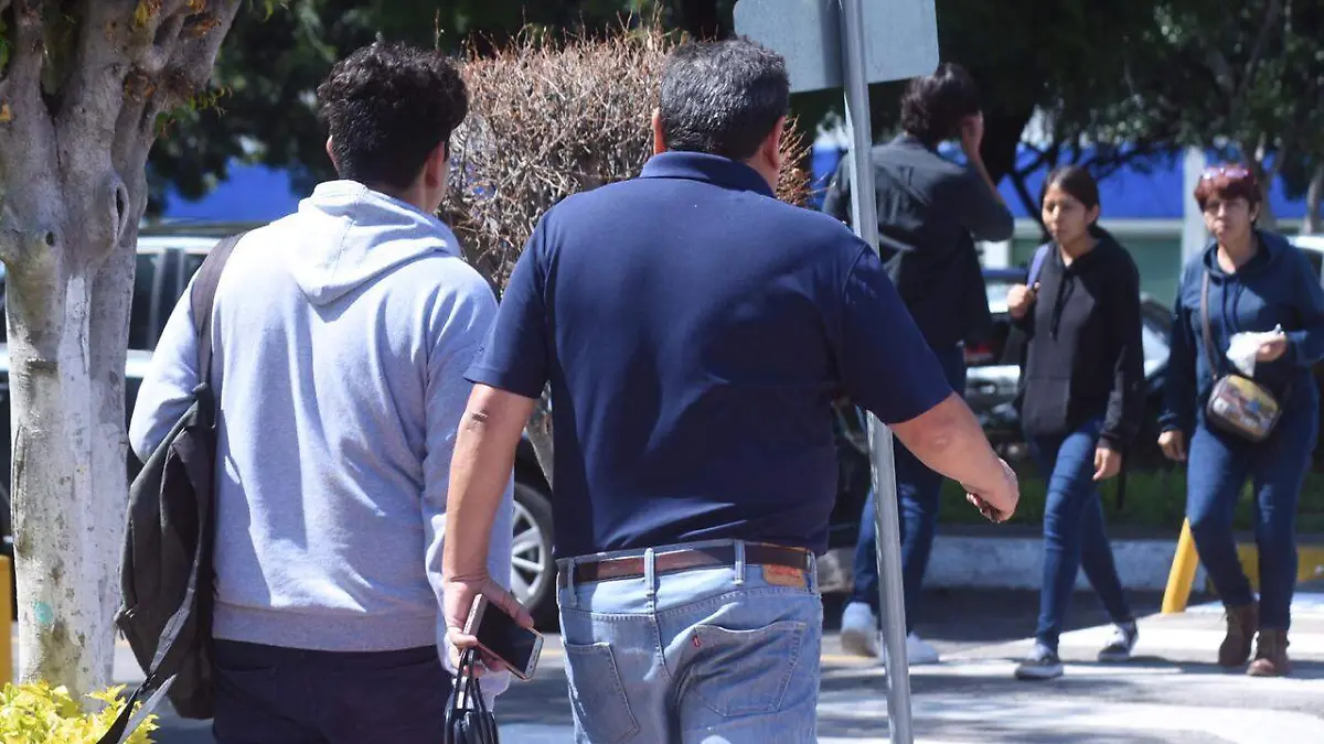BUSCAN ESTUDIANTES