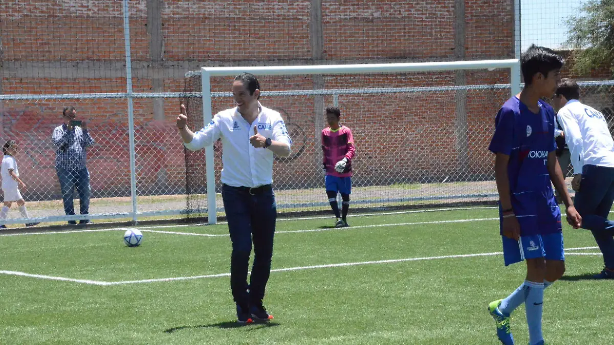 Con una cascarita, el gobernador, funcionarios y jóvenes deportistas estrenaron una de las canchas.  Foto Luis Luévanos.