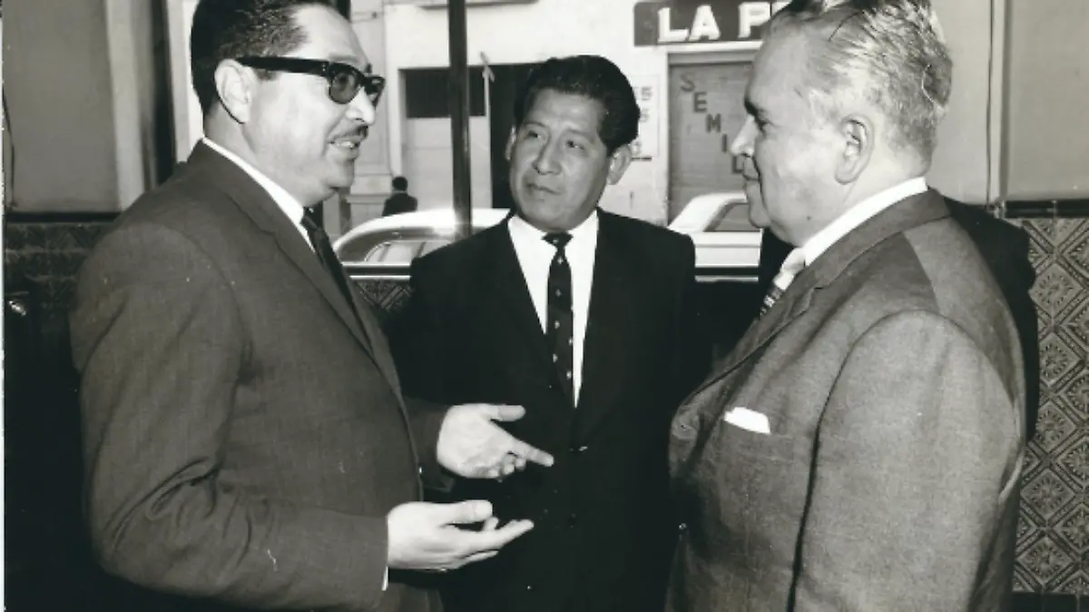 Ignacio Lomelí Jauregui (derecha) dialogando con el Lic