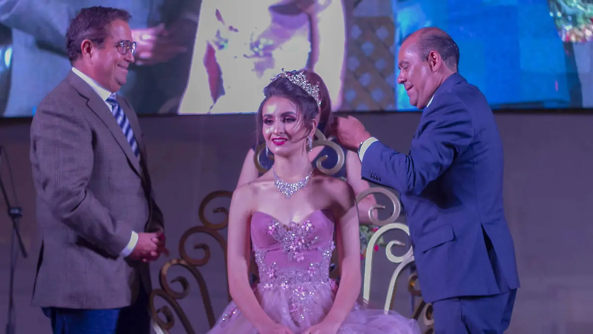 SOC- Un emotivo momento cuando el presidente de Amealco coronó a Arleth l.