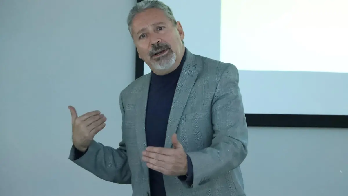 José Luis olvera jauregui_conferencia _fotos Miguel Cruz