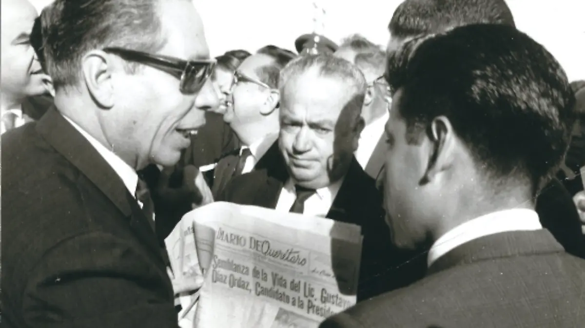 El reportero Juan Trejo, entregándole un ejemplar de la extra de Diario de Querétaro al presidente Gustavo Diaz Ordaz