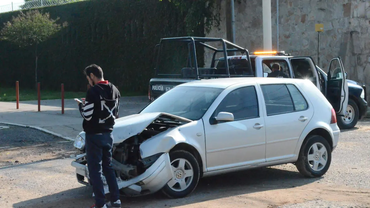 Fuertes daños en ambos vehículos.  Foto Luis Luévanos.