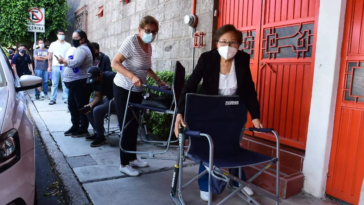 Adultos mayores aguardaron hasta 1 hora la espera. Miriam Martínez