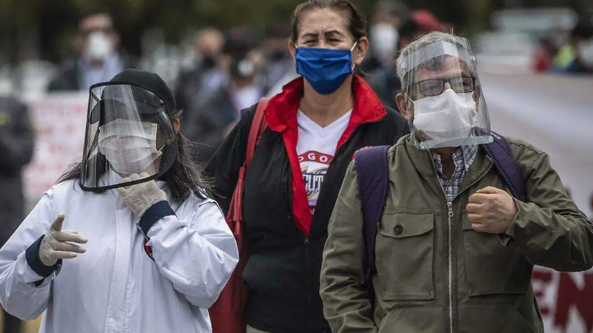 Coronaviros-hombre-mujer-AFP