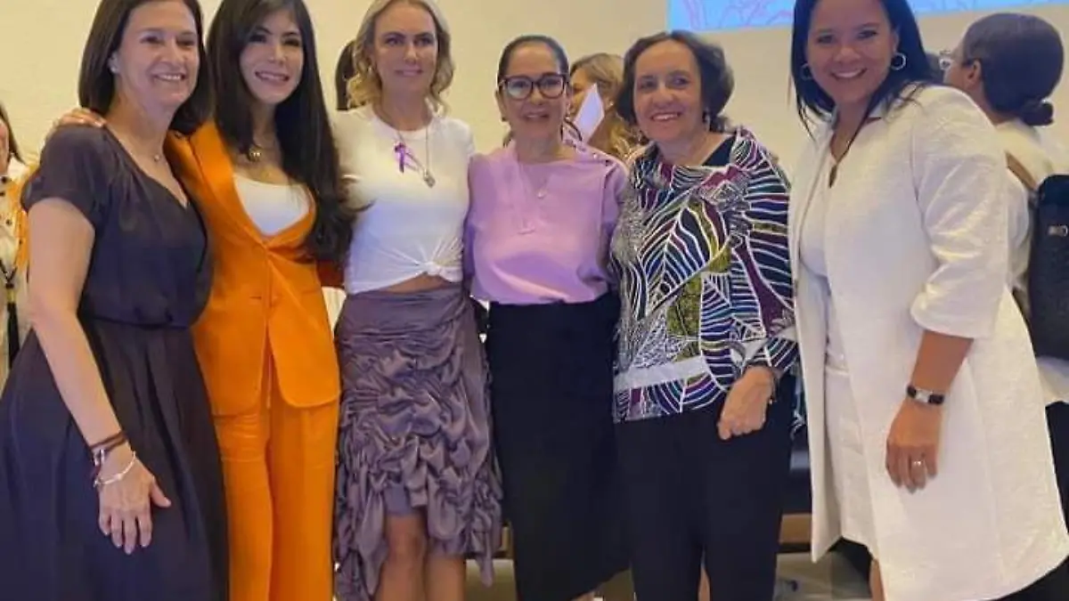 Marcela Herbert, Liliana San Martín, Martha Kuri, Verónica Valverde, junto a amigas
