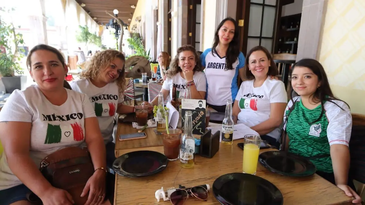 Amigas apoyando a la Selección-IS