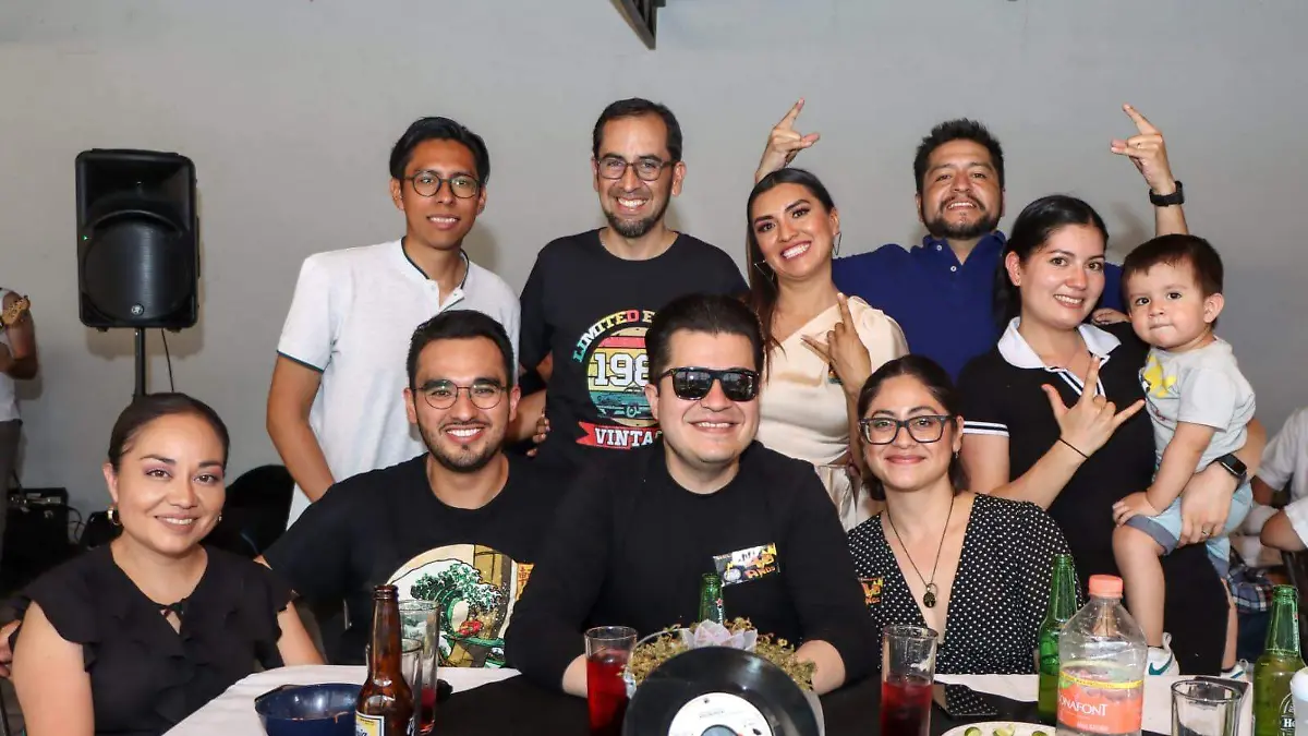 Primos del festejado le desearon lo mejor