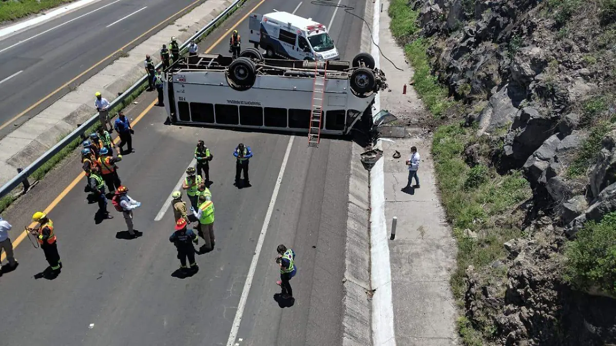 Volcadura camión de personal