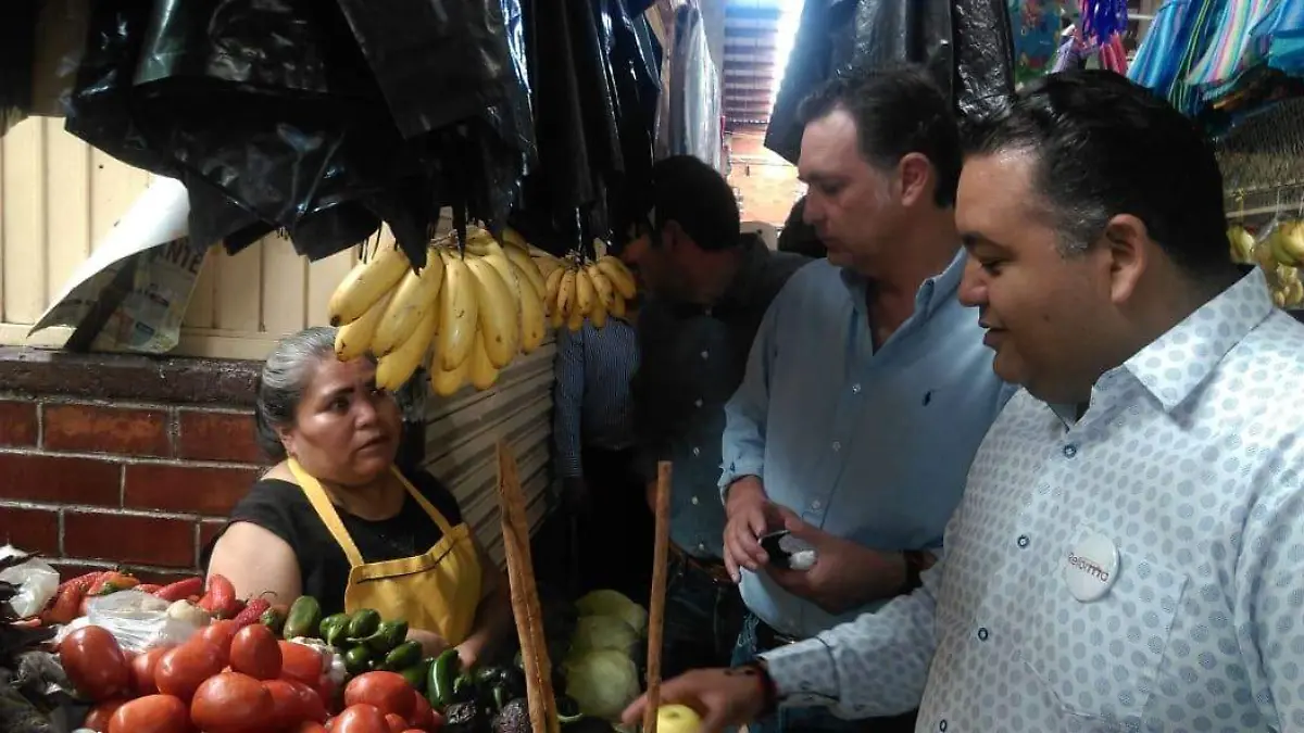 El senador, Mauricio Kuri, visitó el mercado Reforma.  Foto Cortesía.