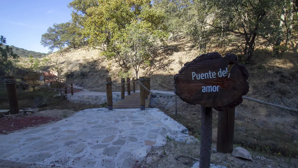 Los visitantes  pueden recorrer los senderos para conocer este predio de zona boscosa.
