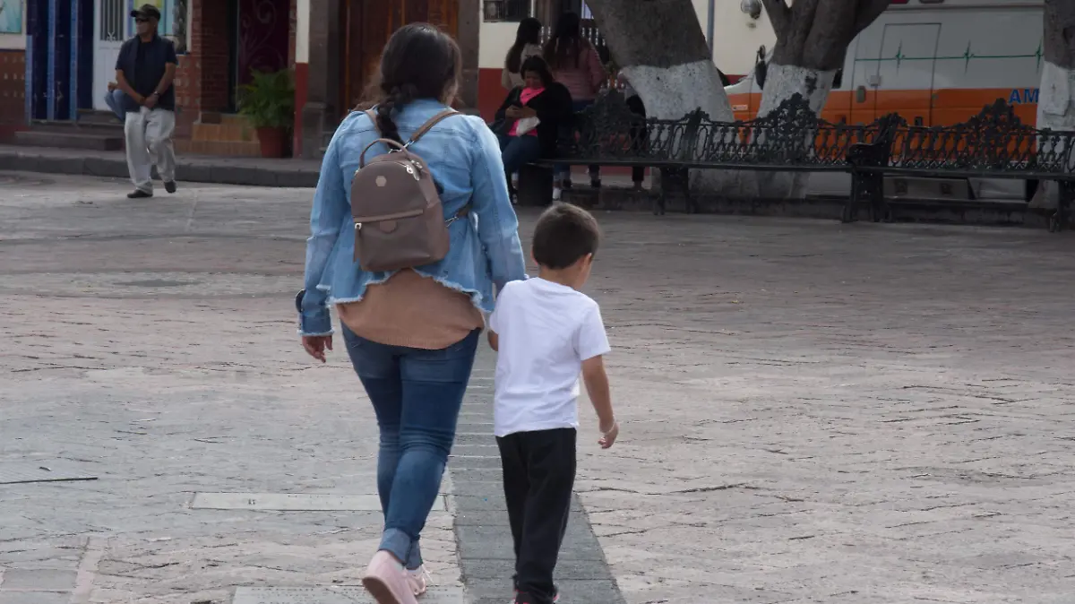 Instituto Municipal de la Familia instruye a padres para evitar violencia.  Foto César Ortiz.