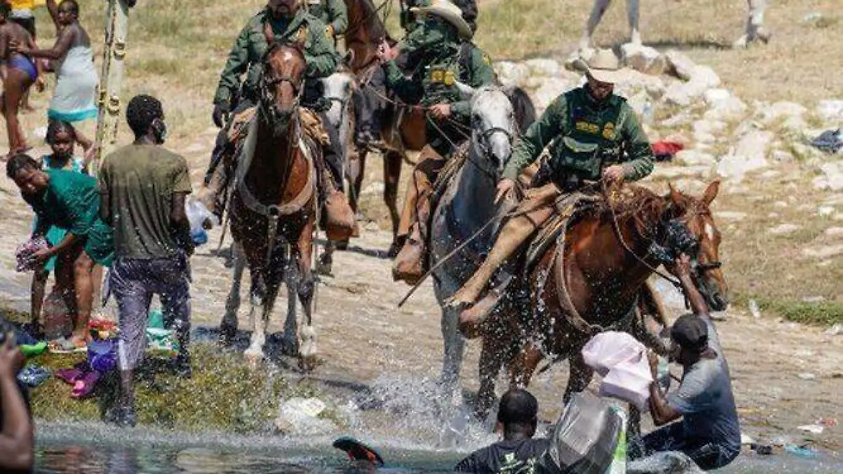 Policias-Texas-medio-miles-migrantes_AFP