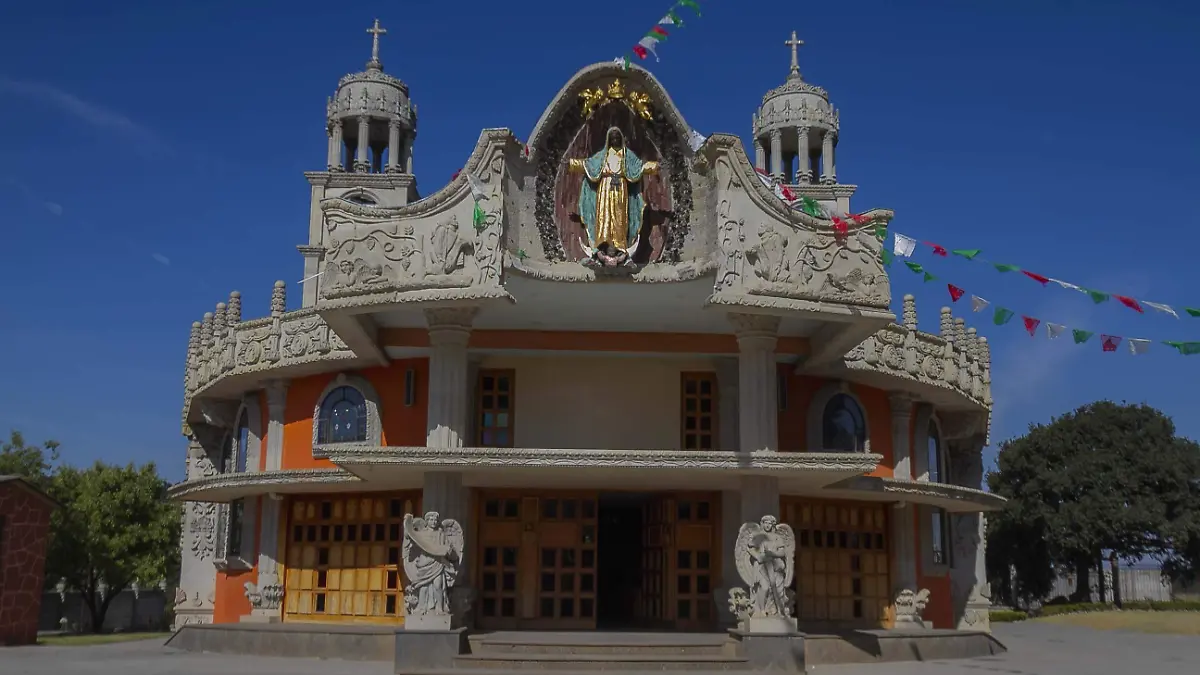 Durante Semana Santa, los visitantes  se congregan en la zona del bosque y la iglesia de La Laguna de Servín.