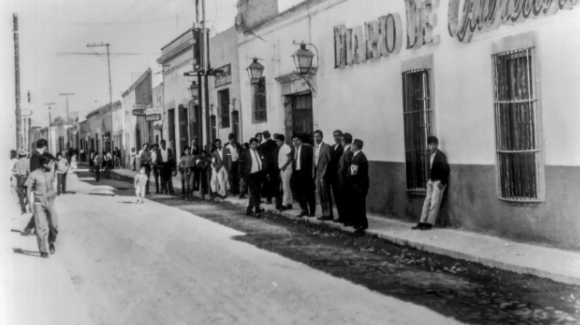 A la espera de la inauguración, frente a las instalaciones del Diario de Querétaro.